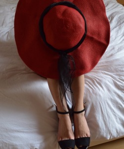 insatiablelondonlass-killydf2:  Got my sun hat ready for the holidays…💋