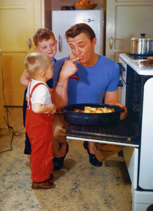 ladybegood:Robert Mitchum with his sons Christopher and James photographed by Bob Beerman, 1947