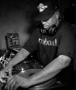 thoughts-of-a-hip-hop-junkie:  DJ Premier When it comes to Premo, everybody knows that he is one of the greatest when it comes to DJ’n and producing. One of the main reasons behind that is “Chorus Cuts” which has made him very unique. 2dopeboyz