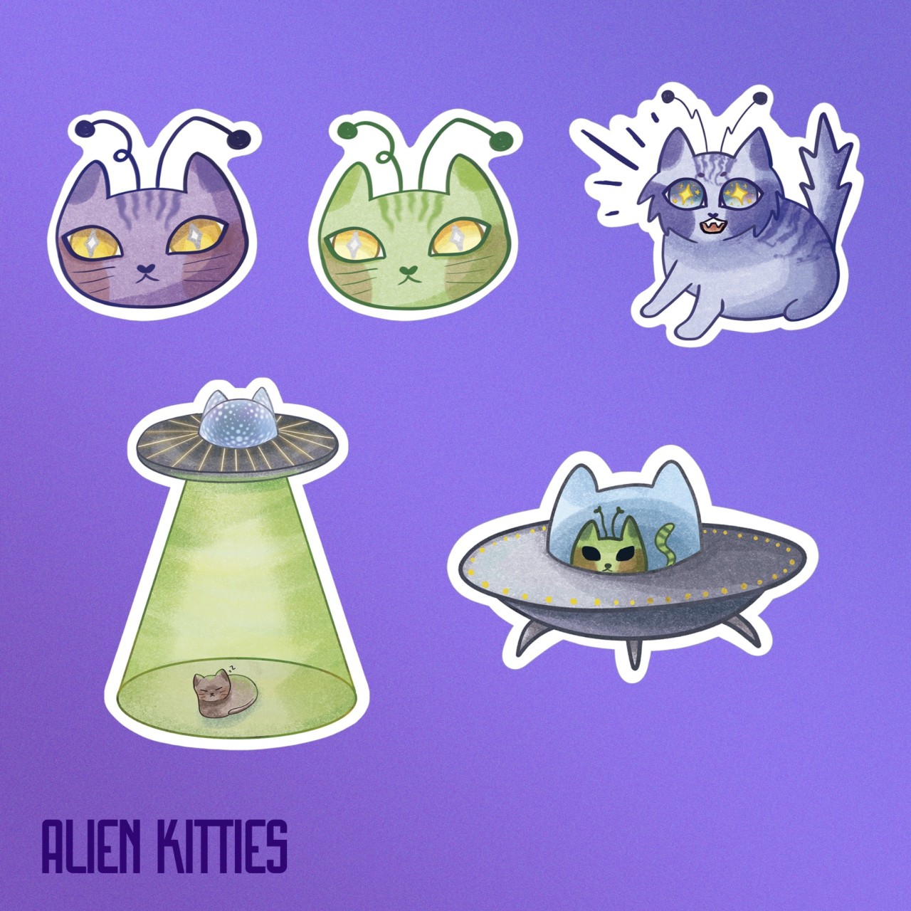 Ilustraciones de gatitos alien. Hay cuatro diseños, dos caras de gatito con el mismo diseño pero diferente color, un gato alien de color violeta asustado, un gato verde en un platillo volante y un platillo volante aduciendo a un gatito dormido.