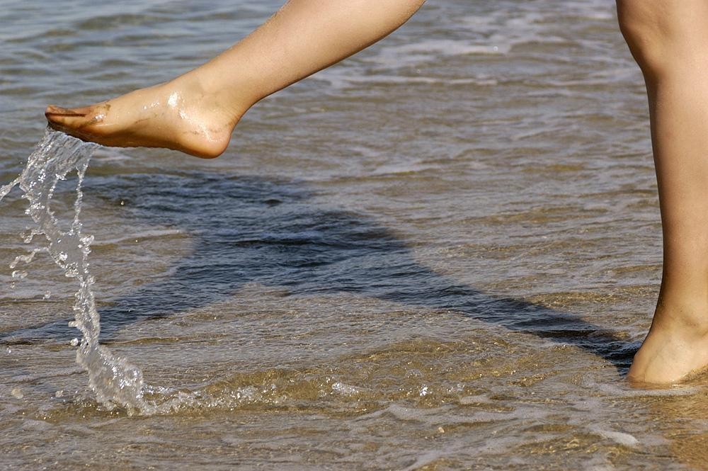 mrcolorde:  iko526:  So HOT  That’s it pantyhose at the beach and in the water