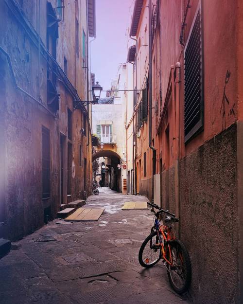 igerstoscana:  {La bici e il vicolo} Pisa, 01/04/2016 #italia #italy #alleysofitaly #pisa #ig_toscan