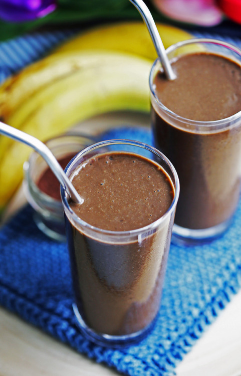 HEALTHY CHOCOLATE BANANA SMOOTHIE - Enjoy a healthy breakfast or snack with this simple and deliciou