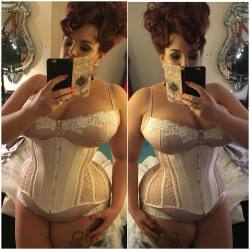 underligste:  fullerfigurefullerbust:  Another look from today - my second custom made @valkyriecorsets under bust corset worn with an @affinitas set 💕   Amazing. :O
