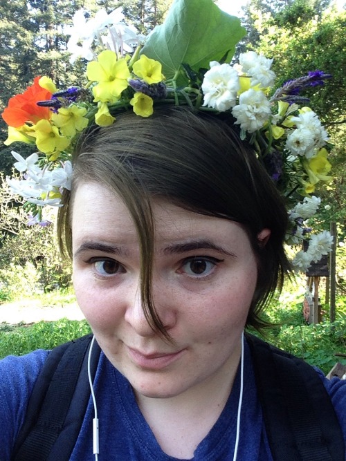 silhouetteofagirl:Flower crown royalty.