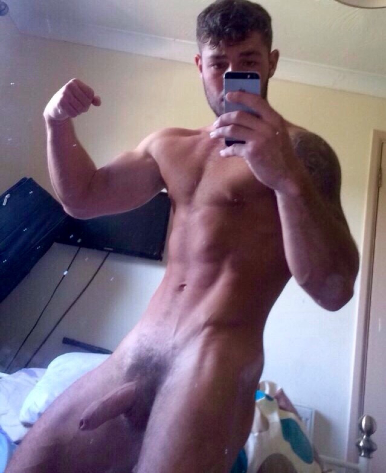 chiguybri:  So fucking hot!!  Love that uncut cock! 😍🔥💦💦💦💦 