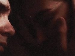 dumtidumb:  ca·ress; A gentle touch or gesture of fondness, tenderness, or love.   è sempre il sabato che incombe