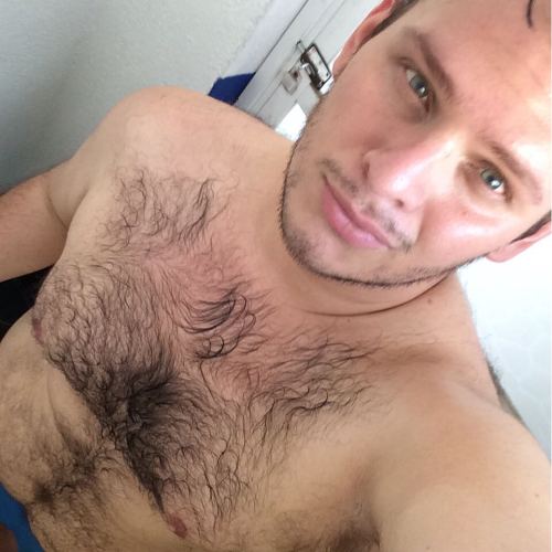 bml1980: f3r4revalo:  Time 💦💦💦💦💦🐻💪🏻 #NoSelfieControl #MorningSelfie #gymselfie #Hairychest #bearmex  I think I’m in love!! 