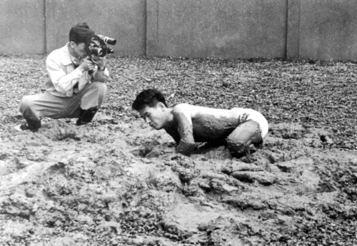 rudygodinez:Shiraga Kazuo, Challenging Mud, (1955) The 1st Gutai Art Exhibition broke new ground by 