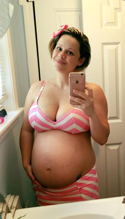 redd604:  johnathansmythe:  She was fertile, now she’s just swelling.   Gorgeous