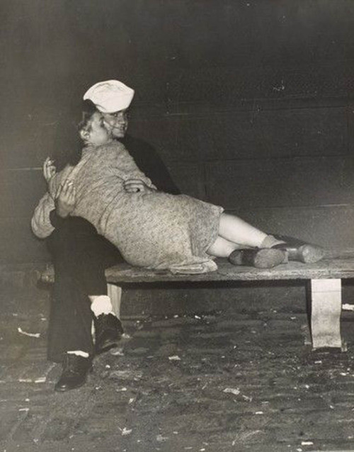 newyorkthegoldenage:  Sailor and his girlfriend in Central Park, ca. 1940.Photo: Weegee via the Yale Univ. Art Gallery