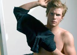 shirtlifting:  Hunter Parrish