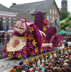 mynamesdiana:  itscolossal:  The Annual ‘Corso Zundert’ Parade Honors Van Gogh with Monumental Floats Adorned with Flowers  this is sickkkk 