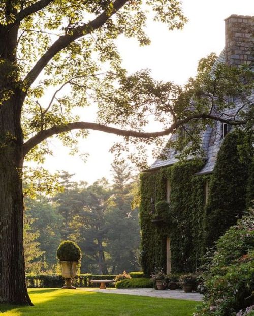 ohjardin:Bedford, New York home of Ralph Lauren no less!Lovely image via @miguelfloresvianna