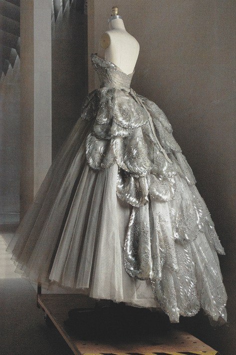 vaninavaninni: Venus dress, 1949 by Christian Dior; gray silk net embroidered with feather-shaped op