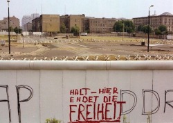 furtho:Gerhard Meyer’s photograph of Leipziger Platz &amp; the Berlin Wall, 1978 (via here)