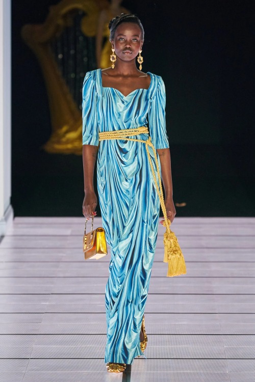 Moschino Fall 2022 Ready-to-WearPhotos by Alessandro Lucioni / Gorunway.com