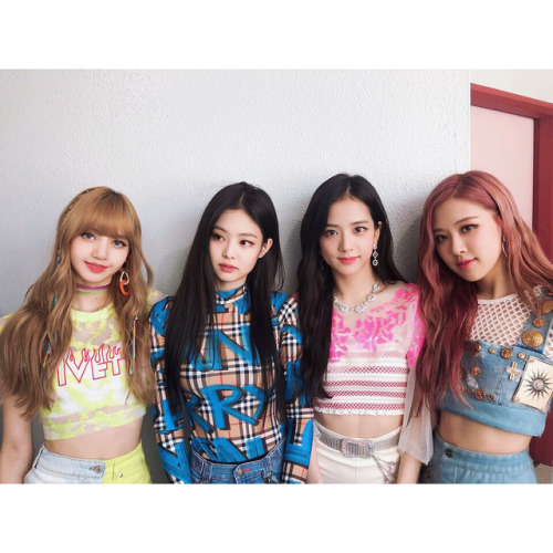 blackpinkofficial:[IG] 180722 blackpinkofficial: #BLACKPINK#foreveryoung#blink블링크 ✨ 언제나 큰 응원 고마