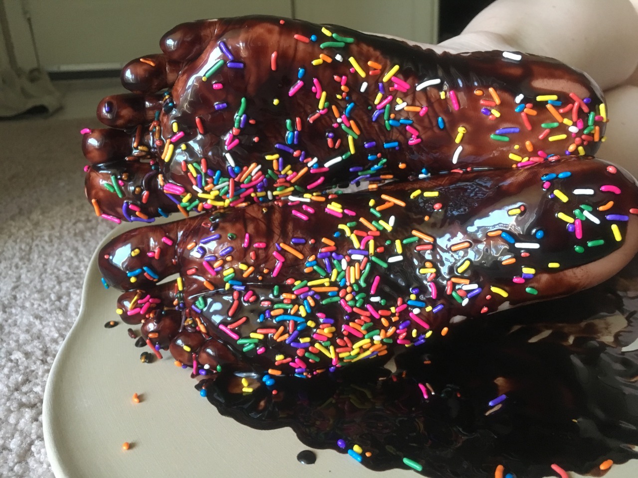 tastycummyfeet:  feetofmarleyquinn:  Someone requested some more sprinkle pics; I
