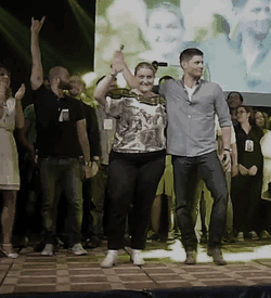 followingpeople-bloggingthings:  the cast gets together to say goodbye at jibcon 5 closing ceremony naturally, hilarity ensues [x] 