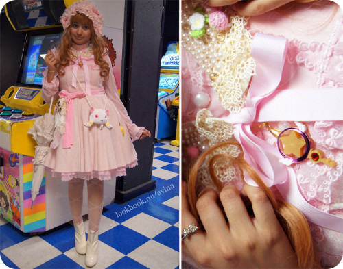 avina-kei: Happiness was born a twin. (by Avina ★彡)I went to the arcade on a rainy day with friends.