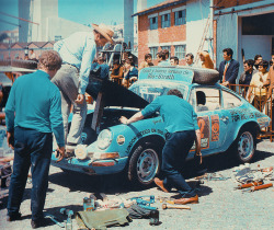 amjayes:  Timo Mäkinen (Ford) helping out in the Porsche service during London-Mexico Rally 1970. 