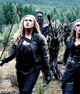 giant-cat-thing:jude-duarte:the 100 meme | four outfits [4/4] - clarke’s war gearalso known as “hot 