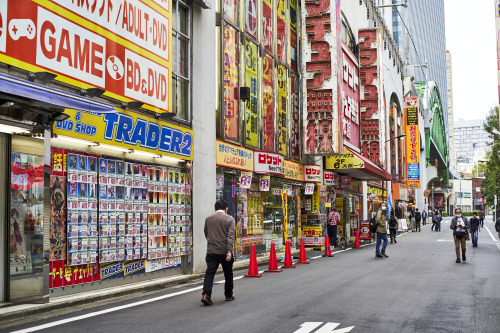 「日曜日の秋葉原」中古のフィルムカメラを探しに久しぶりの秋葉原この前参加した写真セミナーで何故かたくさんの人が持ってて気になり始めた多くの人が持っているものが欲しくなる悪い癖だあるにはあったけどあまり