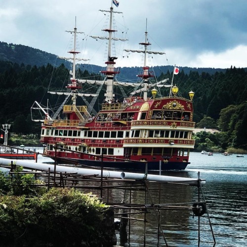 Le lac Hakone où de superbes bateaux voguent. Hakone lake: tourists and boats. 箱根 #japan #japon #jap