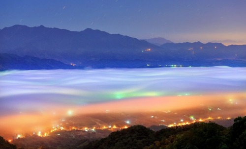 escapekit:  Taiwan Fog Taiwanese photographer Bai Heng-yao captures colourful shots of fog as it rolls into the city of Taipei, Taiwan. Escape Kit / Twitter  / Subscribe
