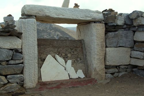 whatshouldwecallhomer:last-of-the-romans:The Tomb of Homer in Ios, Greece. What should we call 