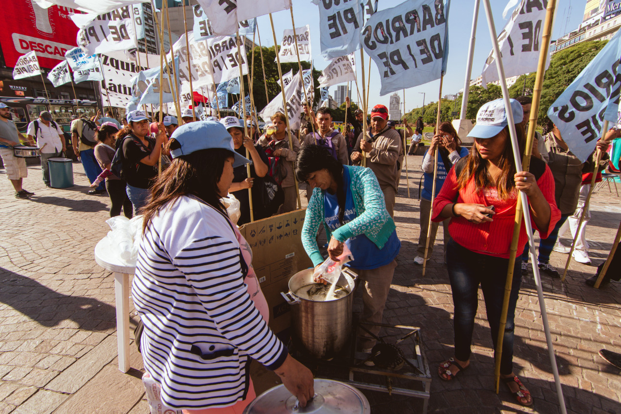 Buenos Aires - Barrios de Pie, una de las organizaciones que acordó con el gobierno la ley de emergencia social, inició esta mañana con desayuno con tortas fritas en el Obelisco, la jornada de instalación de ollas populares en todo el país mientras...