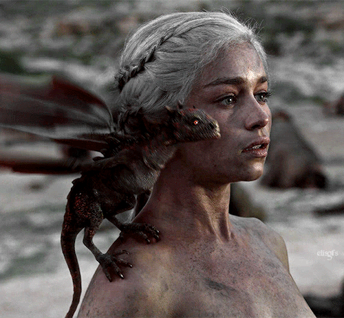 EMILIA CLARKE As DAENERYS TARGARYEN GAME OF THRONES 1.10 - Fire And Blood
