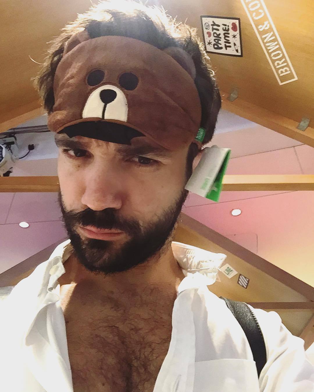 beardburnme:  “✌🏻🐻 Hong Kong of course 🐻✌🏻️” by @alanstraka