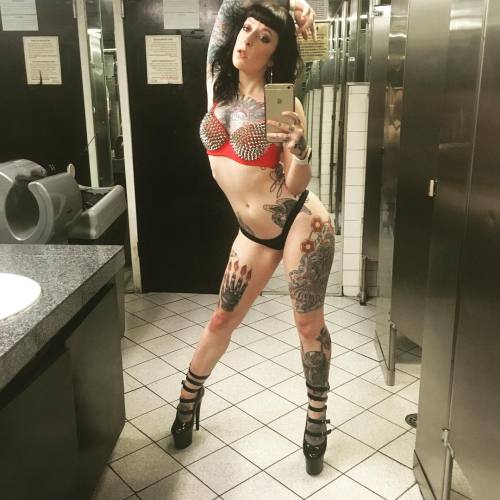 stripper-locker-room:  actresshollyjee