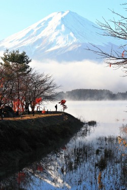 tect0nic:  Reflection of Mt. Fuji by Warot Suandork via 500px.  20/12/13