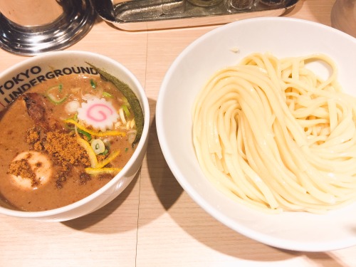 shokublr: 店名　東京アンダーグラウンドラーメン 頑者 住所　東京都豊島区西池袋1-1-30 東武ホープセンター メニュー　特製つけ麺 備考　埼玉新座の名店が池袋にも。どろっと濃厚な魚介豚骨