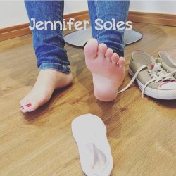 jenniferfeet:  Solas, meias &amp; Allstar. Combinação boa? Vem cheirar minhas solas capacho. 😄 #fetiche #solas #soles #feetgirl #chule #allstar #instafeet #pezinhos #meuspes #dirtyfeet #solesupremacy #solesfetish #feetmodel #footmodel #footslave