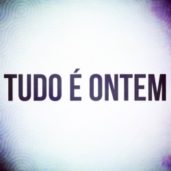 poesiadomilhao:  ⏪ // .   .   .   . no espaço entre os olhos crio geografias inauditas: vales fundos de incompreensões planícies chatas de tristezas picos enormes de ansiedades: estas rugas colocam-me num mapa de pura dor: esta cara que se desmancha