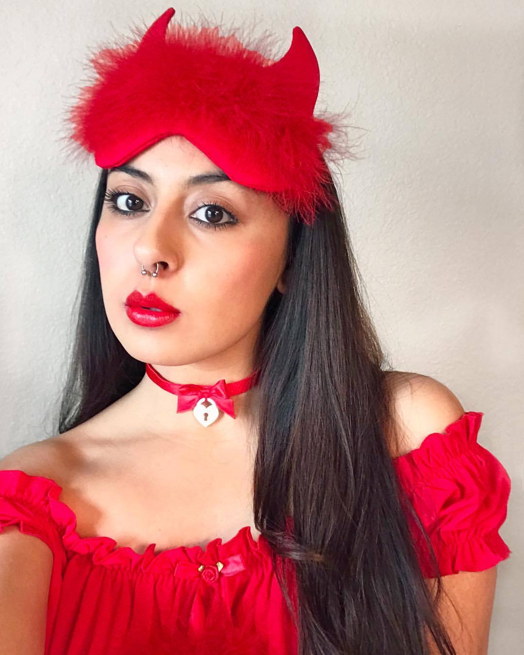 ️ Fluffy Red Devil sleepmask, heart choker and ruffled crop top with