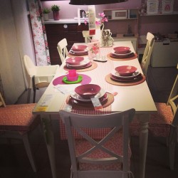 acid-washed-thoughts:  Pink kitchen is the cutest omg.