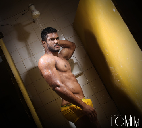 decejossecretos:  Felipe Florêncio, sósia do Hulk, posa de cueca molhada em ensaio sensual    O brasiliense Felipe Florêncio, que fez um enorme sucesso como sósia do jogador Hulk da seleção, foi convidado pelo fotógrafo Netto Galvão para participar
