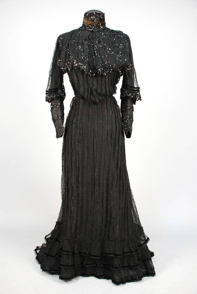 fripperiesandfobs:  Dress ca. 1900 From Whitaker Auctions 