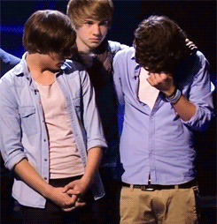 Louis Protecting/reassuring Harry