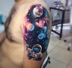 tattooideas123:  Astronaut Holding Planet Balloonshttp://tattooideas247.com/astronaut-planets/