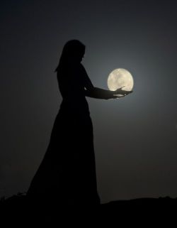 goddesswithinyou:  She held the moon in her