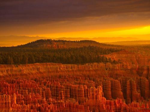 Sunrise over Bryce CanyonThe stunning image below shows the sun rising over Bryce Canyon, located in