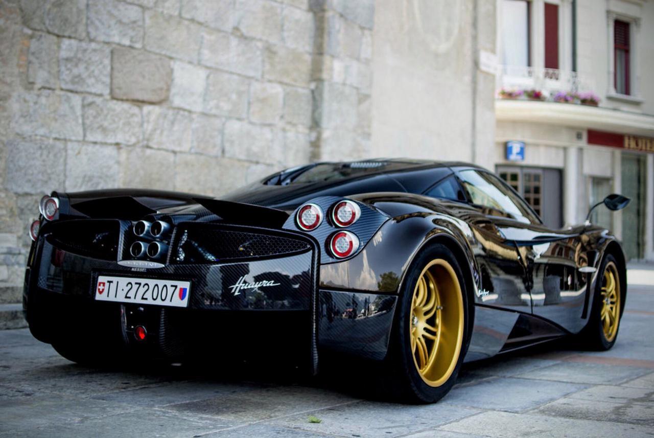 supppr-nova:Impressive beauty of black Pagani Huayra