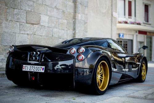 supppr-nova:Impressive beauty of black Pagani Huayra