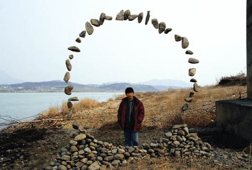 pointdefuite:  Lee Jae-Hyo, l’artiste-Bûcheron de la Corée du Nord aux sculptural